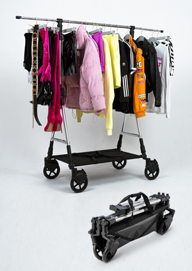 Soopl Fashion Trolley volgehangen met kleurige kleding. De opgeklapte toestand op de voorgrond.